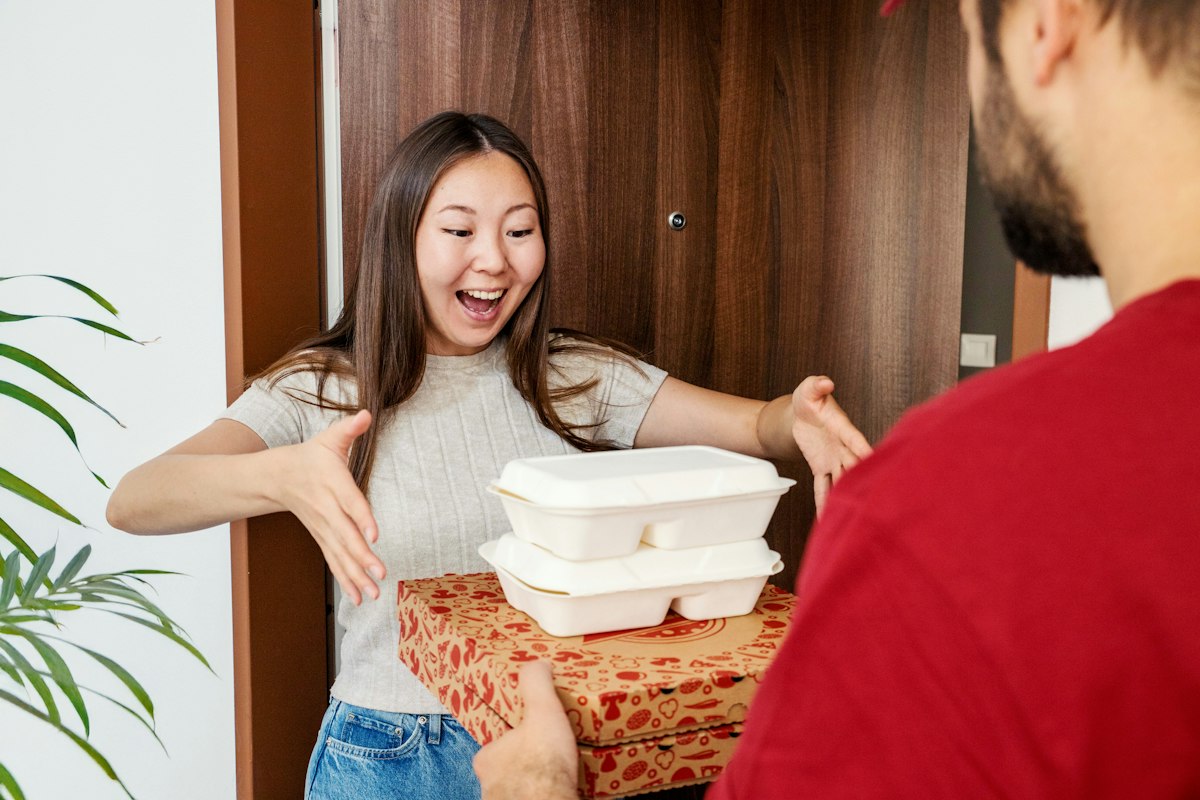 Equipo retirando muebles de un piso
